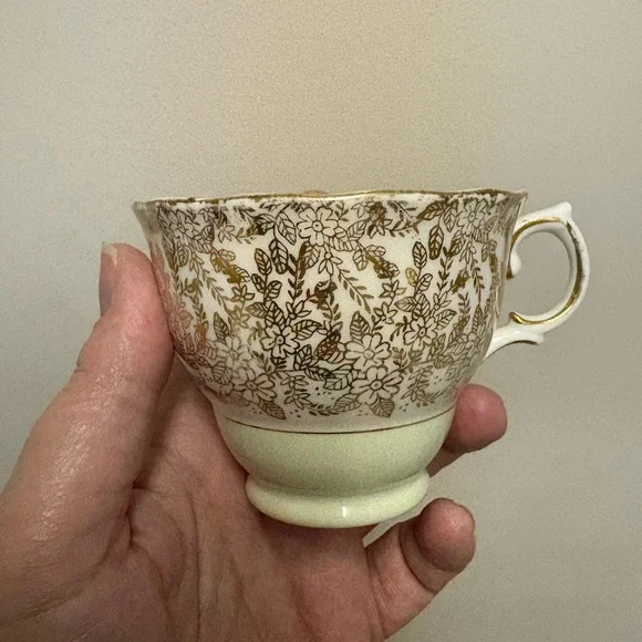 Elegant Colclough China Tea Set for 4 (8 pieces) - Picture 7 of 14